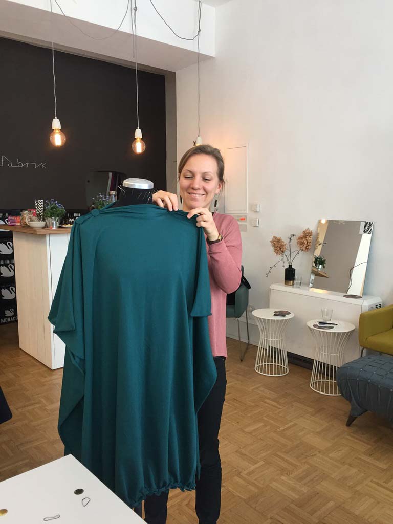 JGA kreativ Workshop Teilnehmerin stellt Kleid her