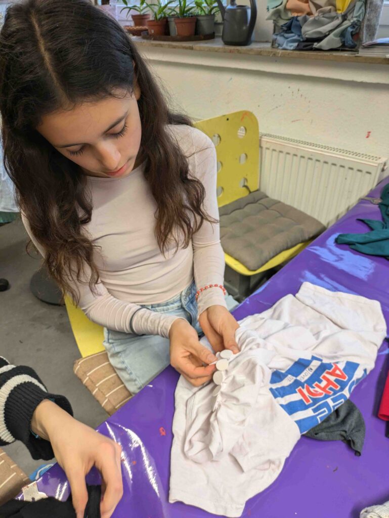 Kindergeburtstag Münster Kind ist kreativ mit Stoffresten
