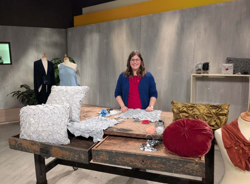 Kleidung selber nähen Anna von Albers Artwork steht vor einem Tisch mit einfacher Button Masala Technik